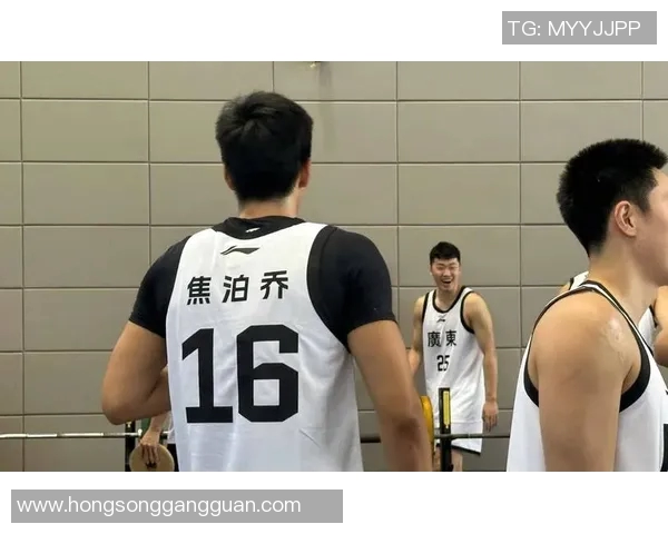 福建男篮迎战四川队全力争胜展现团队实力与拼搏精神