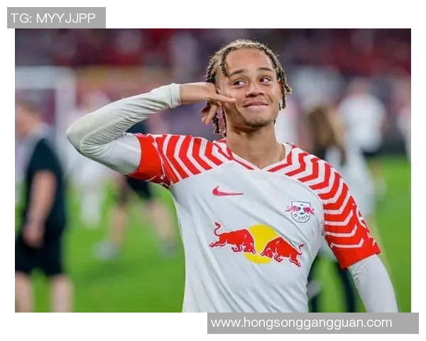 哈维西蒙斯的崛起之路：从青训新星到足坛瞩目焦点的精彩历程